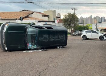 SUV capota após carro furar pare em cruzamento de Campo Grande; veja vídeo