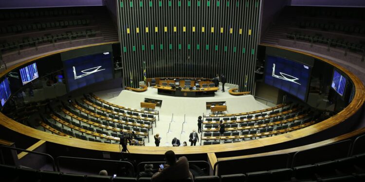 Saiba como votaram os deputados na PEC que acaba com a escala 6×1