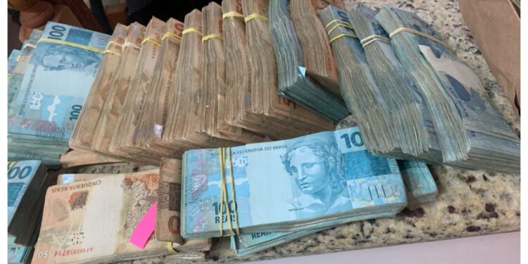 Polícia apreende reais, dólares, euros e até moeda da África do Sul em 2ª fase de operação contra lavagem ligada ao PCC