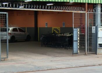Polícia investiga confusão por caixinha de cerveja que terminou com funcionária de supermercado baleada