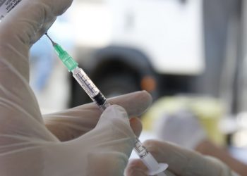 Sarampo: infectologista alerta sobre vacinação em viagens para a Copa