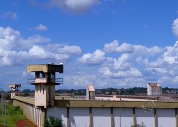 Mulher entra em trabalho de parto durante visita em presídio e bebê nasce com ajuda de policiais penais em MS