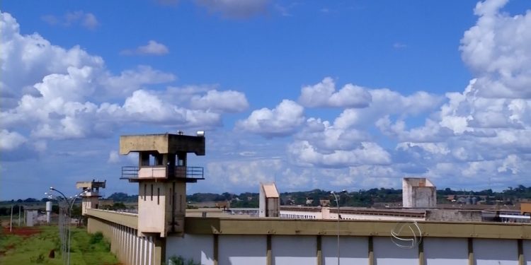 Mulher entra em trabalho de parto durante visita em presídio e bebê nasce com ajuda de policiais penais em MS